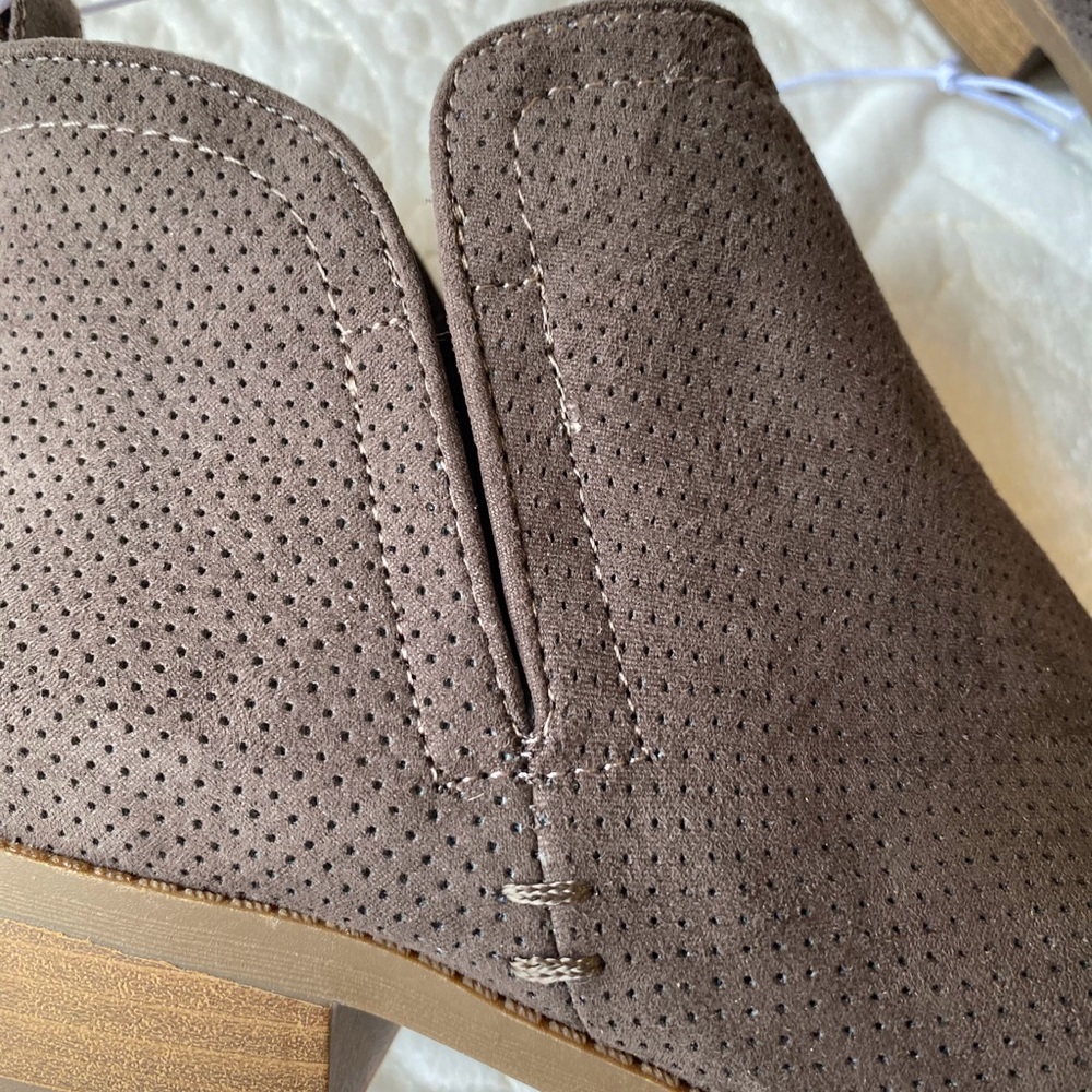NEW / Universal Thread / Dylan / Laser-Cut Booties - Picture 4 of 9